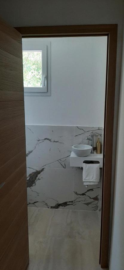 Magnifique Appartement 2 Chambres Avec 50 M2 De Jardin Privatif La Crau Luaran gambar