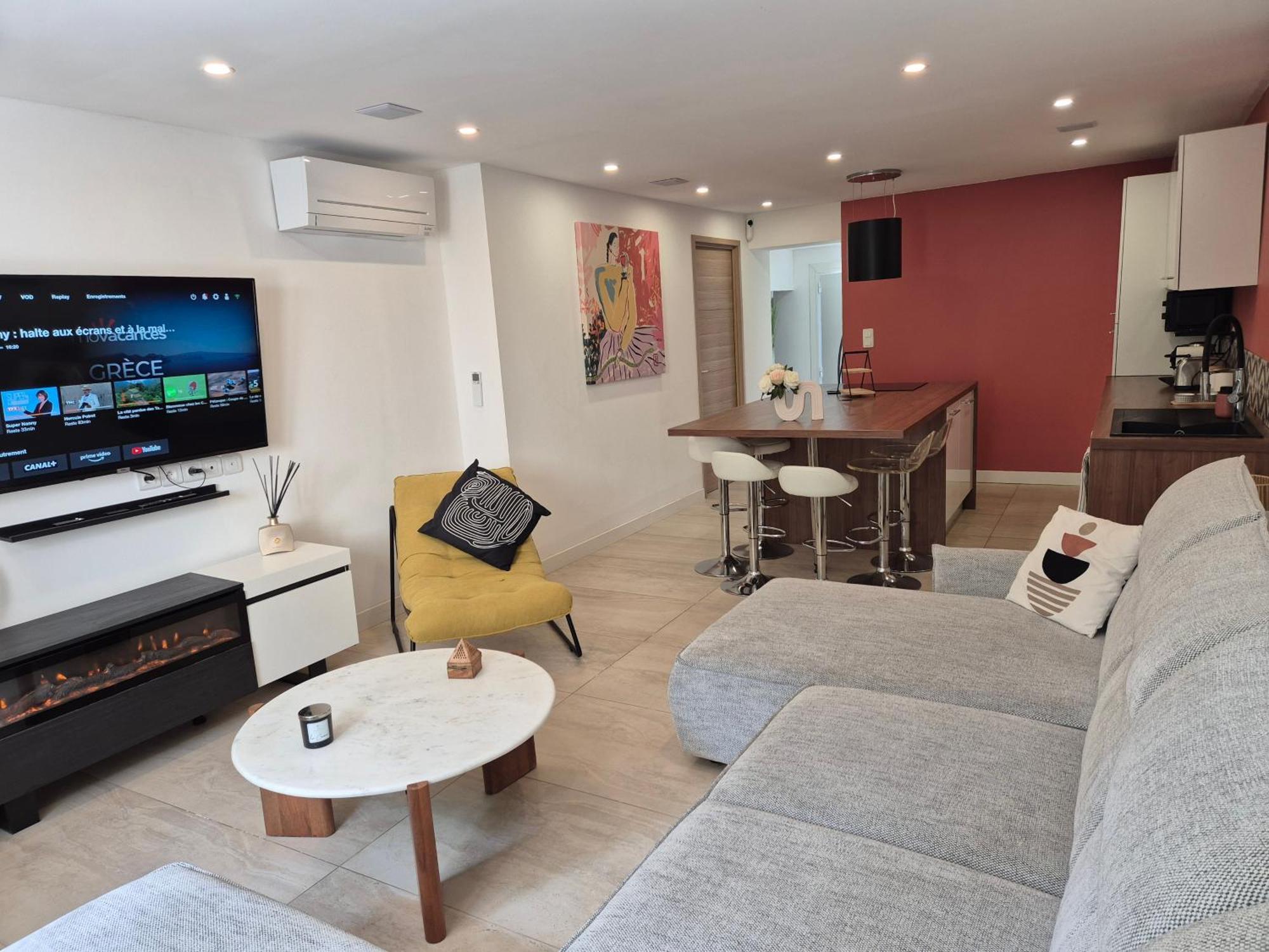 Magnifique Appartement 2 Chambres Avec 50 M2 De Jardin Privatif La Crau Luaran gambar